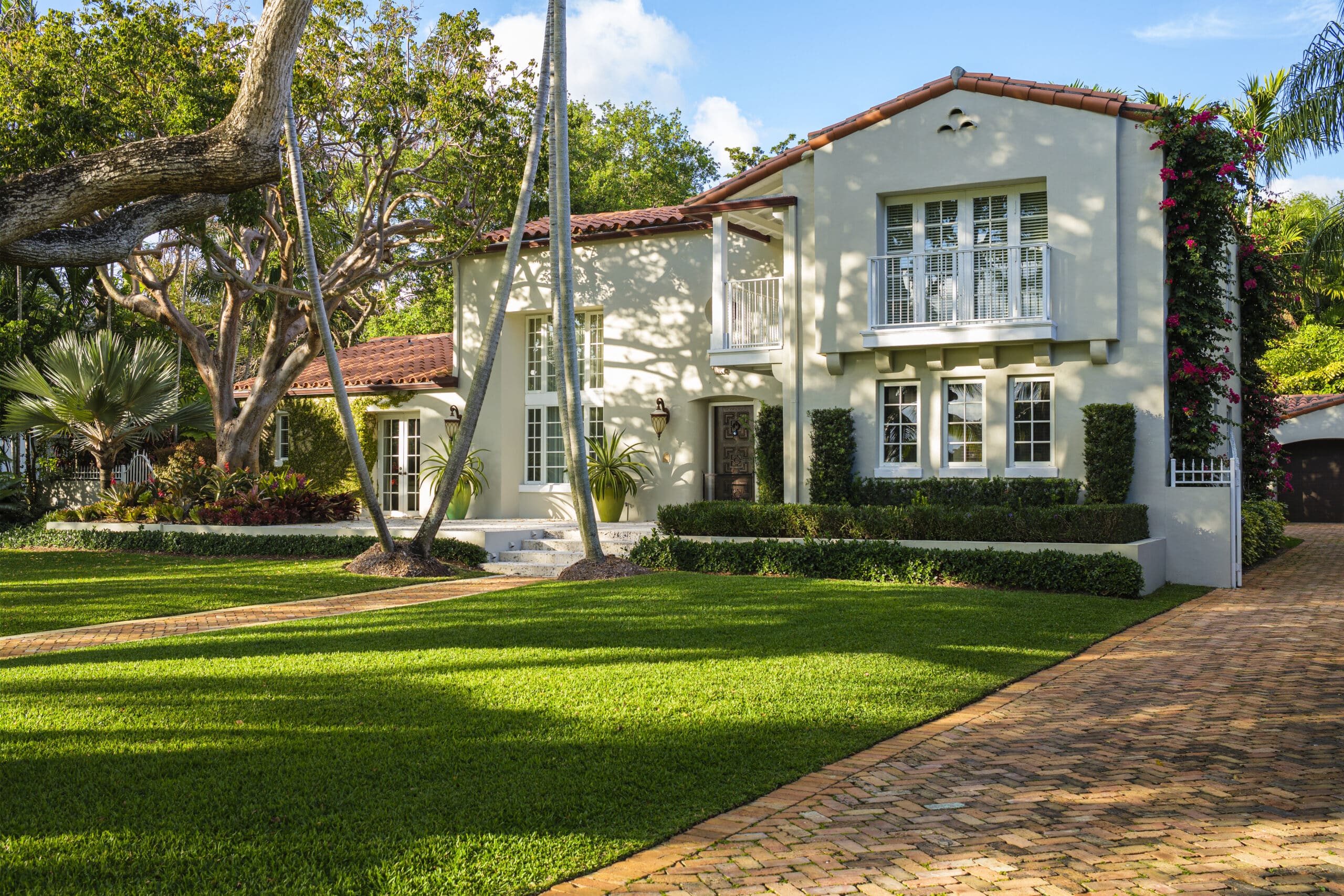 Palm Beach Gardens Cute Home Charming Palm Beach Gardens home with lush landscaping and inviting architectural details.